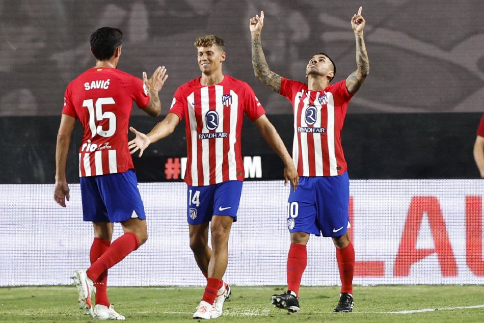 她成功在敌 她成功在敌